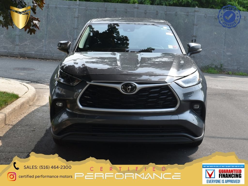 Used 2025 Toyota Highlander LE FWD image 1