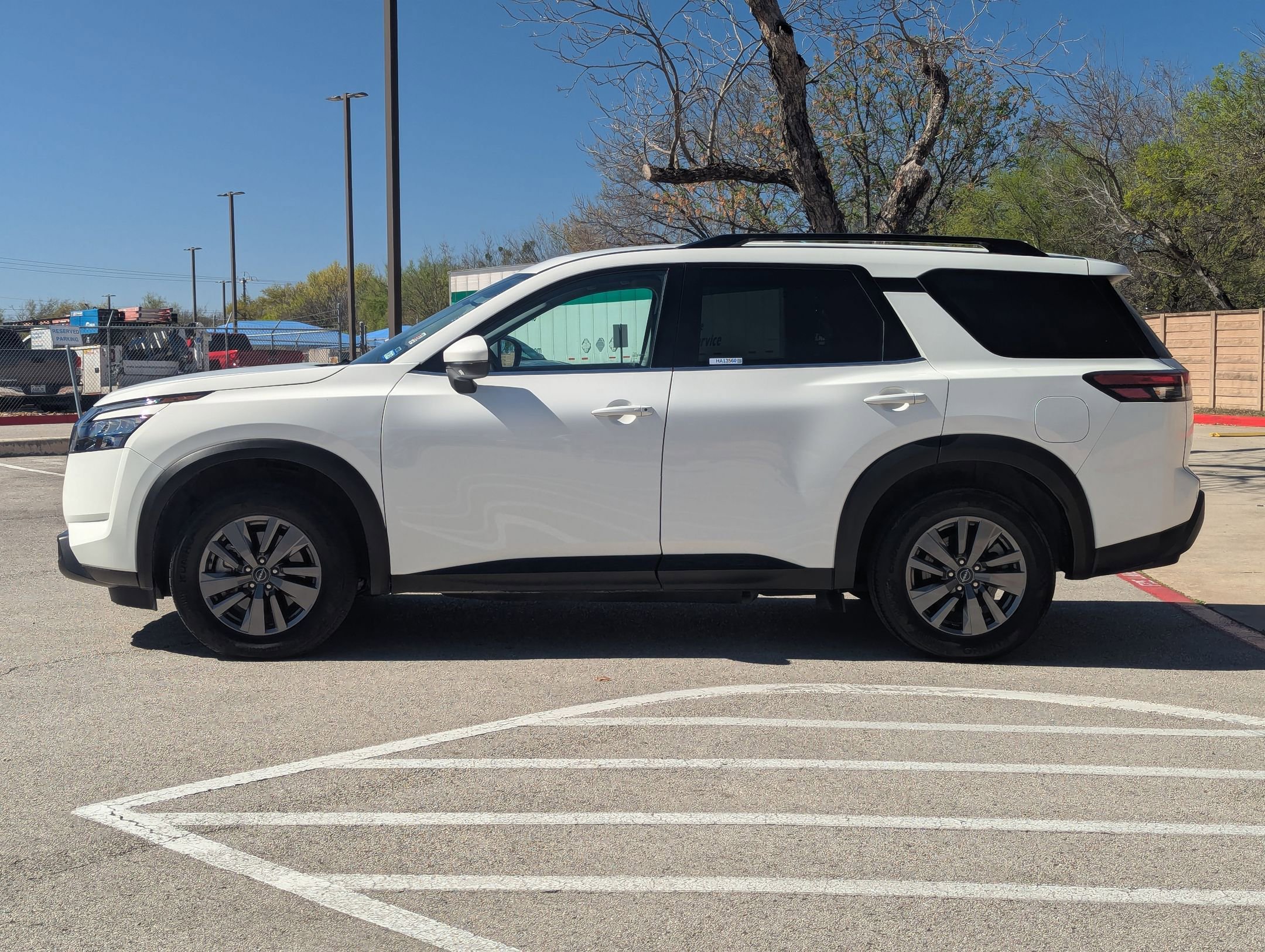 Used 2025 Nissan Pathfinder SV image 6