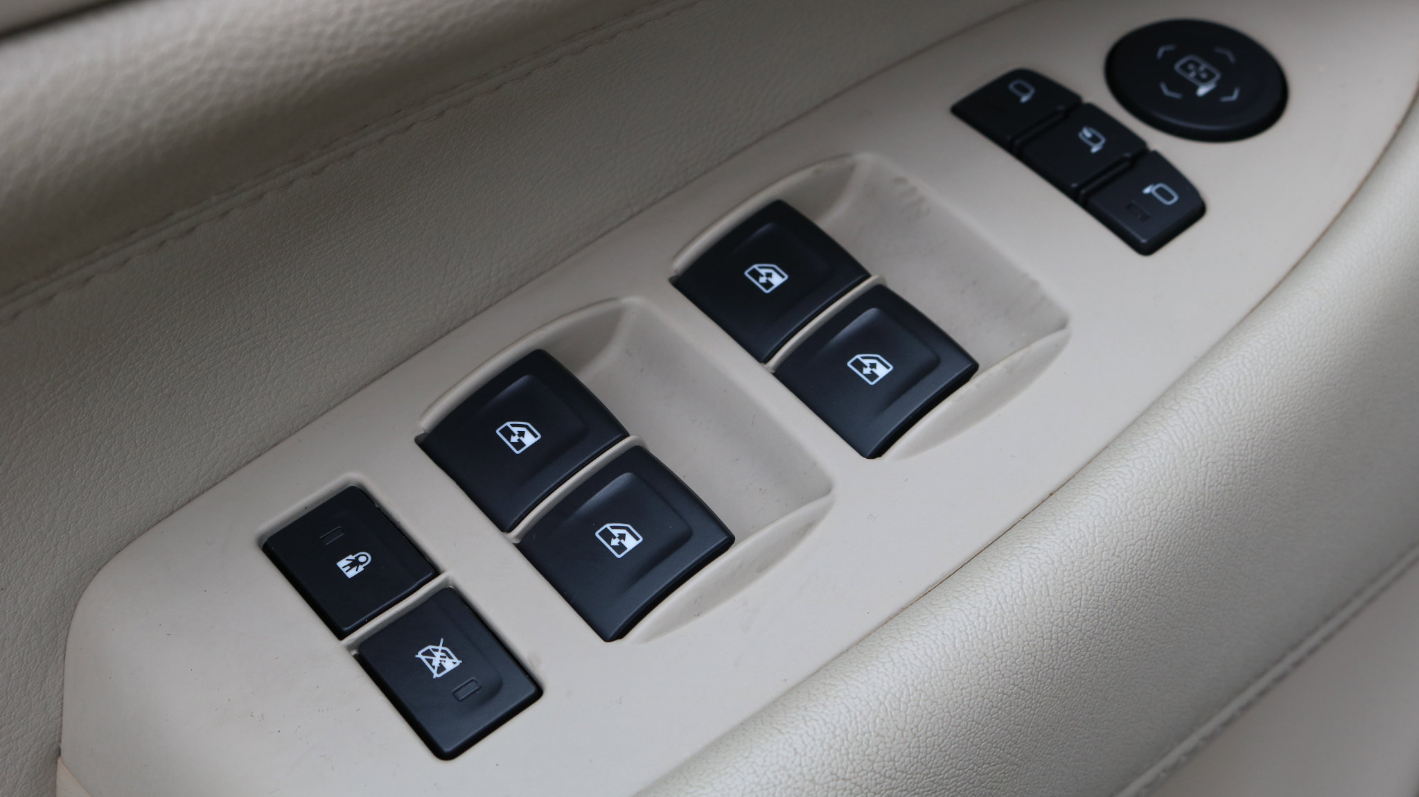 Used 2015 Cadillac Escalade Luxury image 11