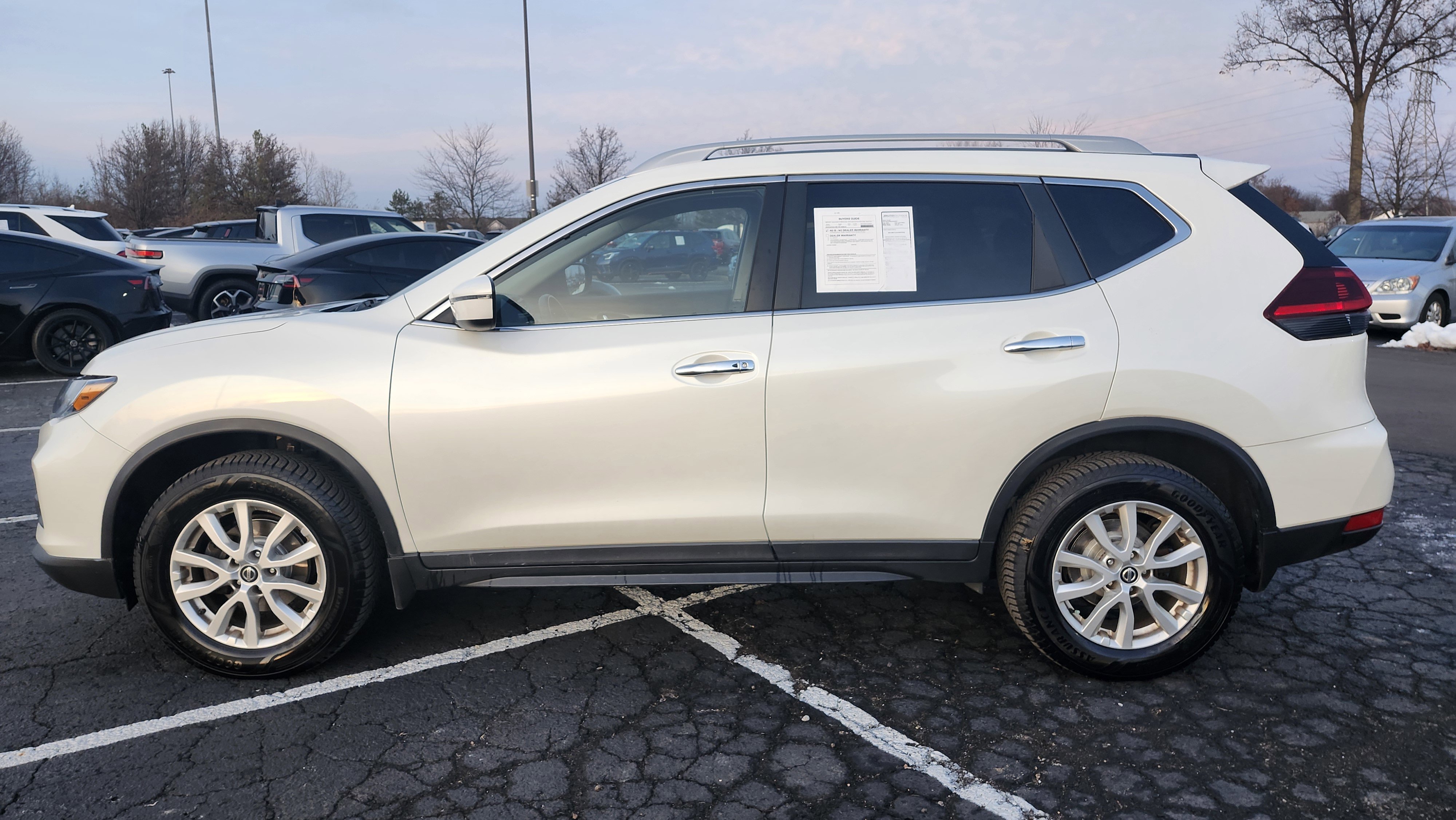 Used 2018 Nissan Rogue SV image 14