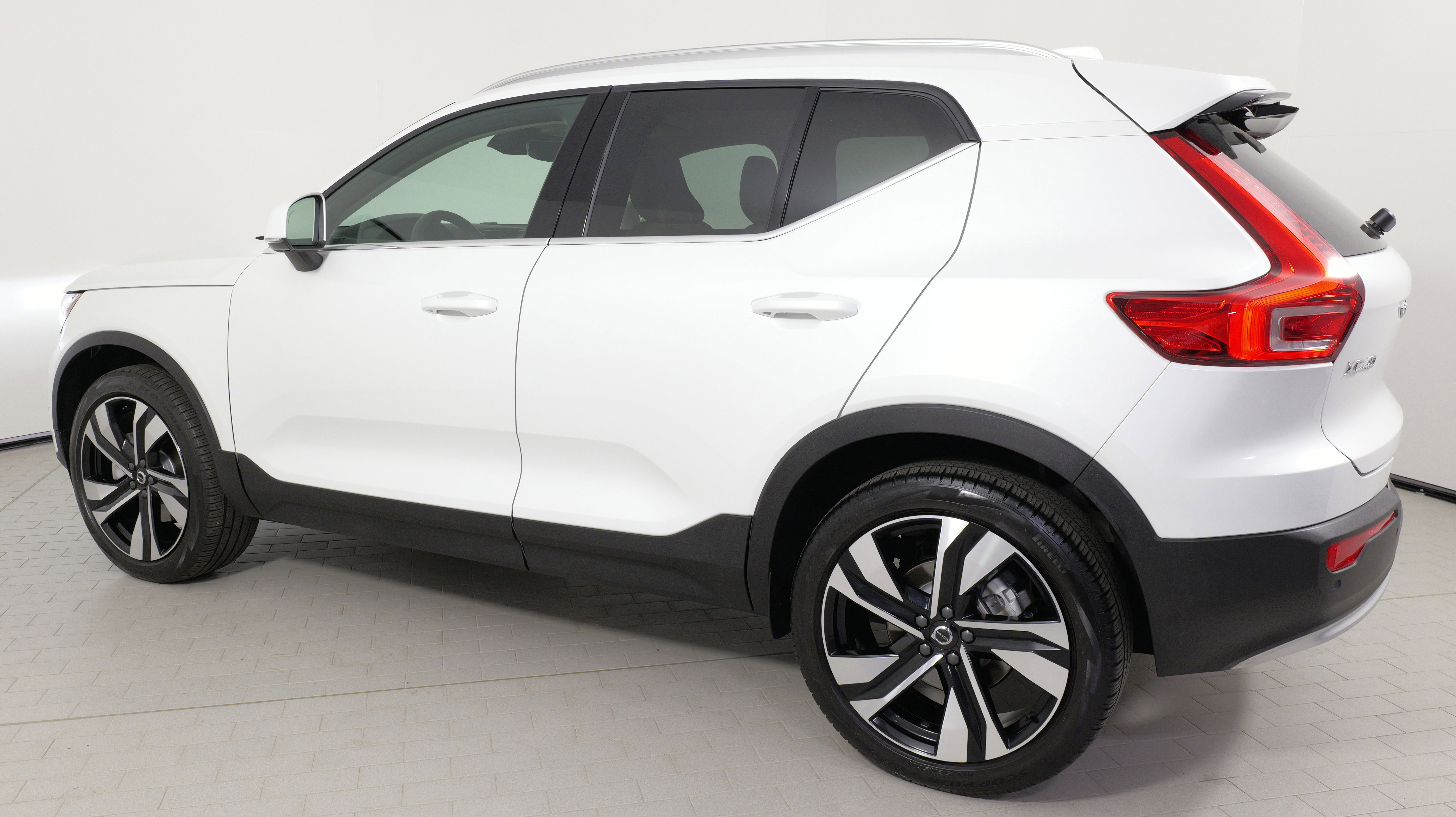 Used 2024 Volvo XC40 B5 Plus w/ Climate Package image 14