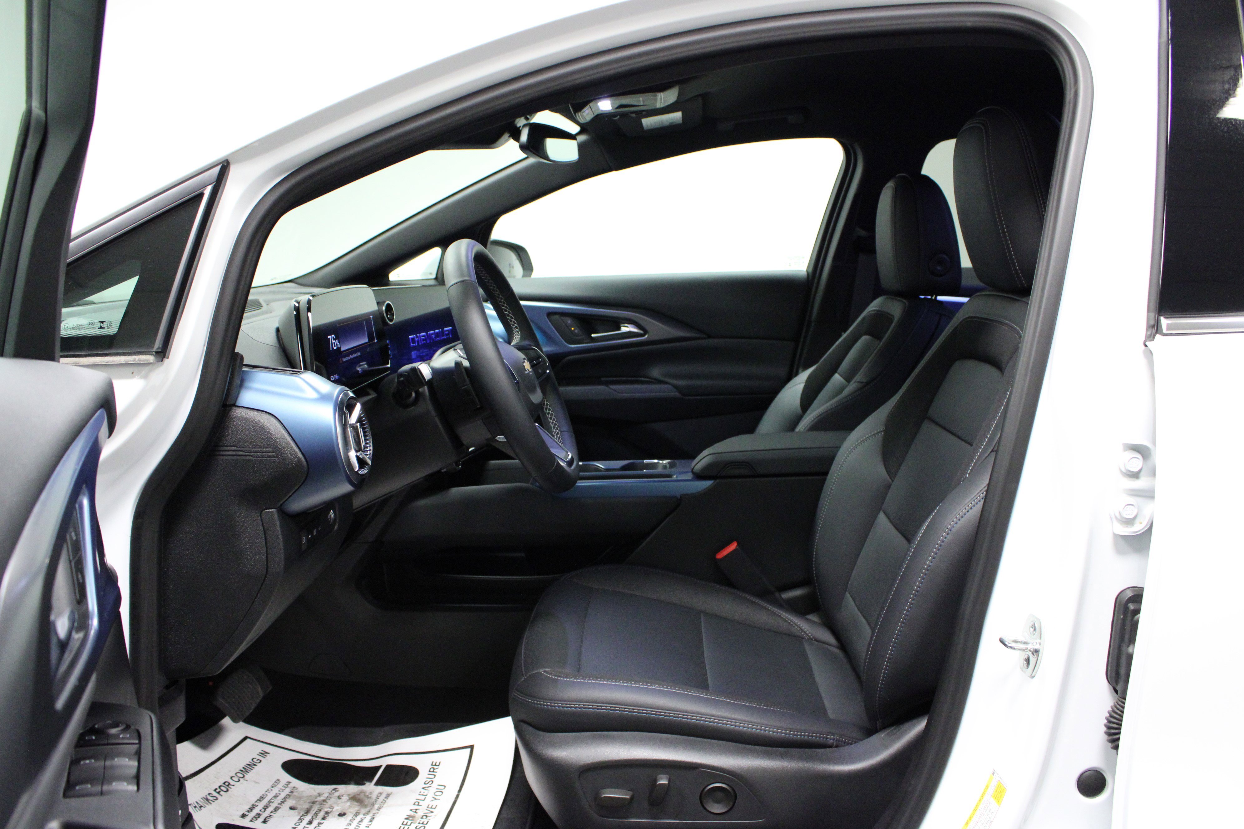 Used 2025 Chevrolet Equinox EV LT w/ Convenience Package image 12