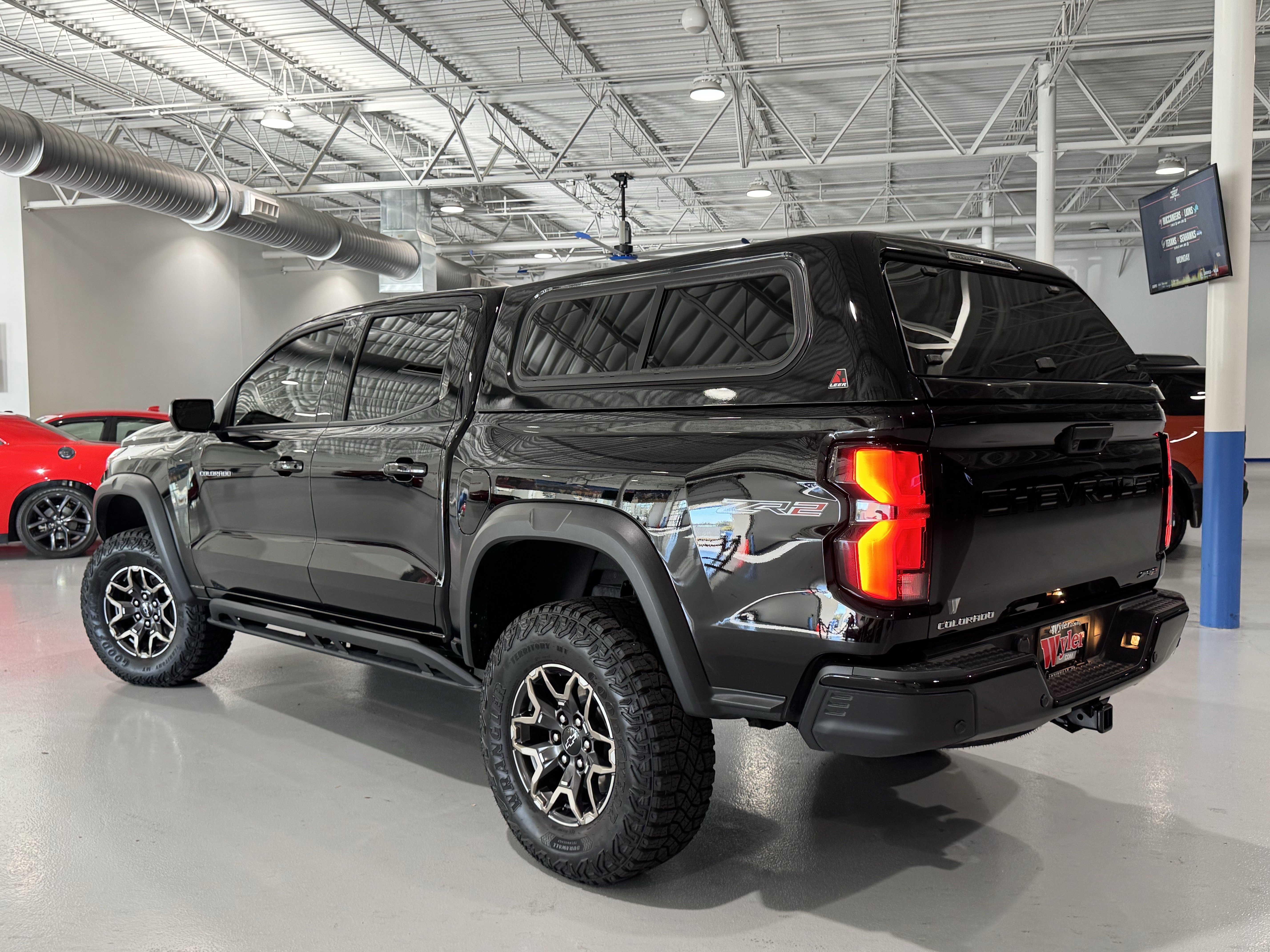 Used 2024 Chevrolet Colorado ZR2 w/ Technology Package image 17