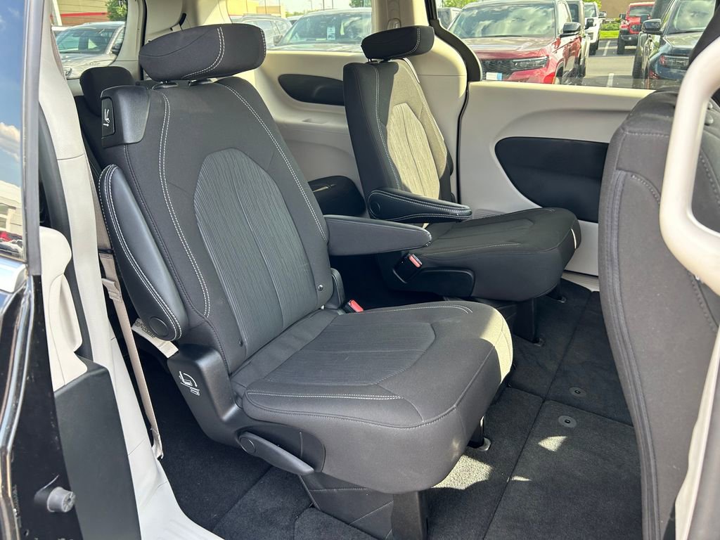 Used 2023 Chrysler Voyager LX FWD image 25