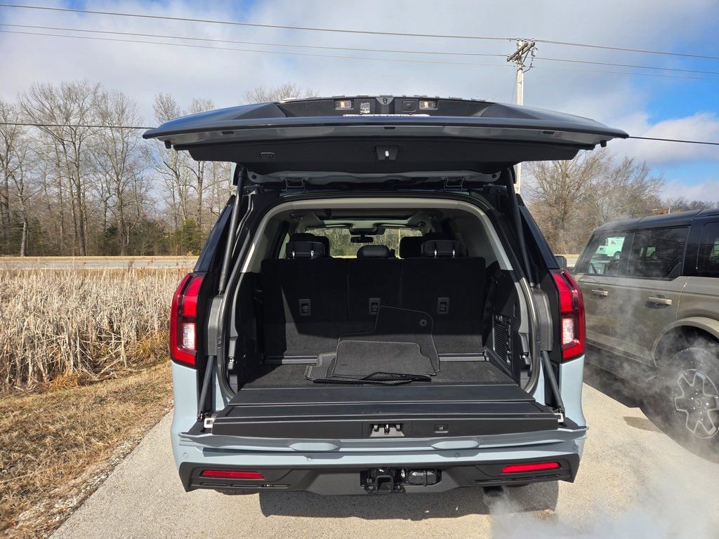 New 2025 Ford Expedition Active image 5