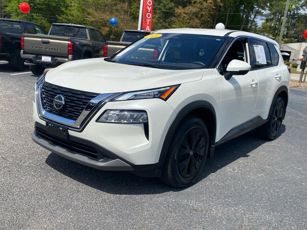 Used 2021 Nissan Rogue SV image 2