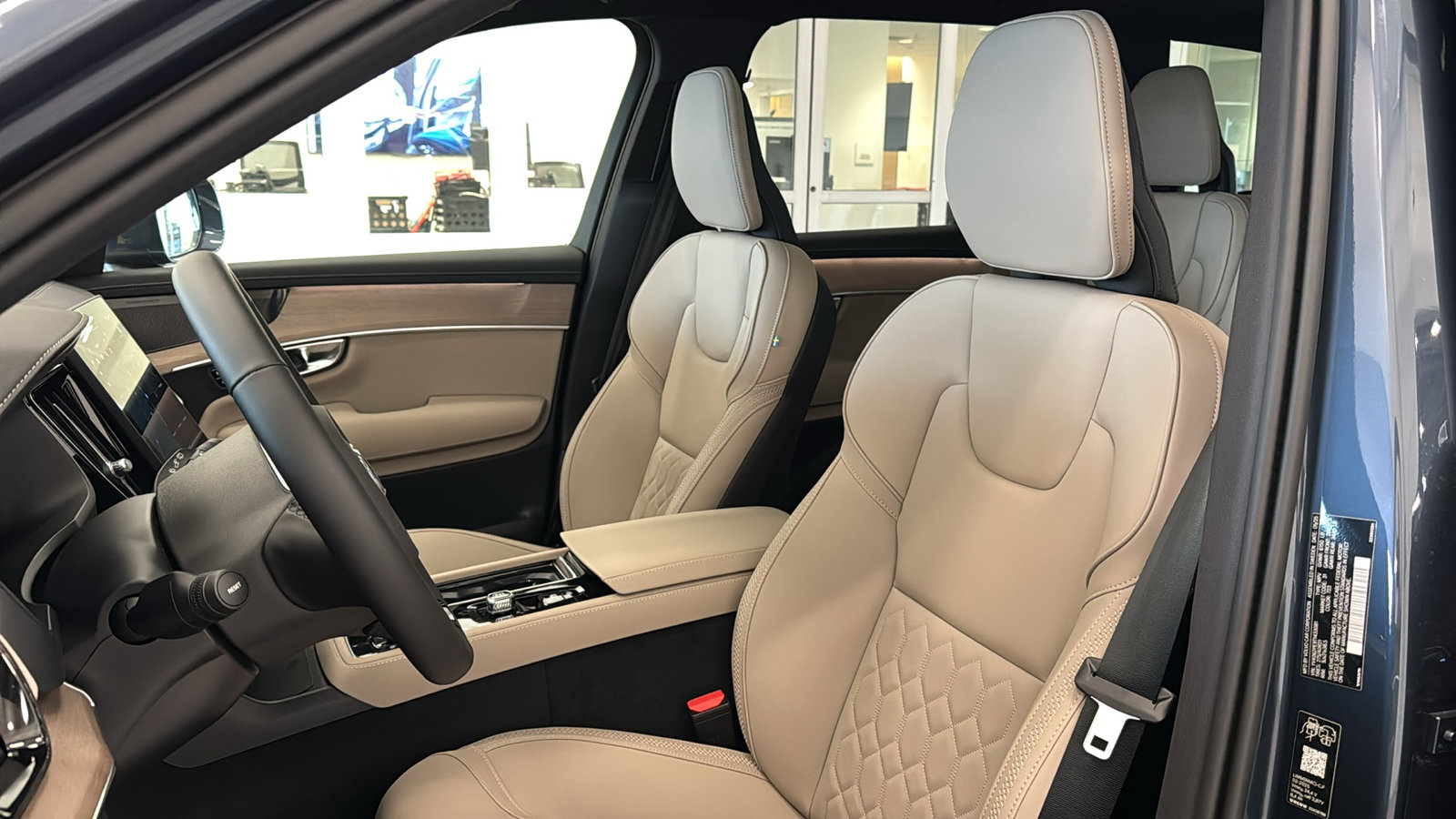 New 2026 Volvo XC90 B6 Plus w/ Protection Package Premier AWD/4WD image 23