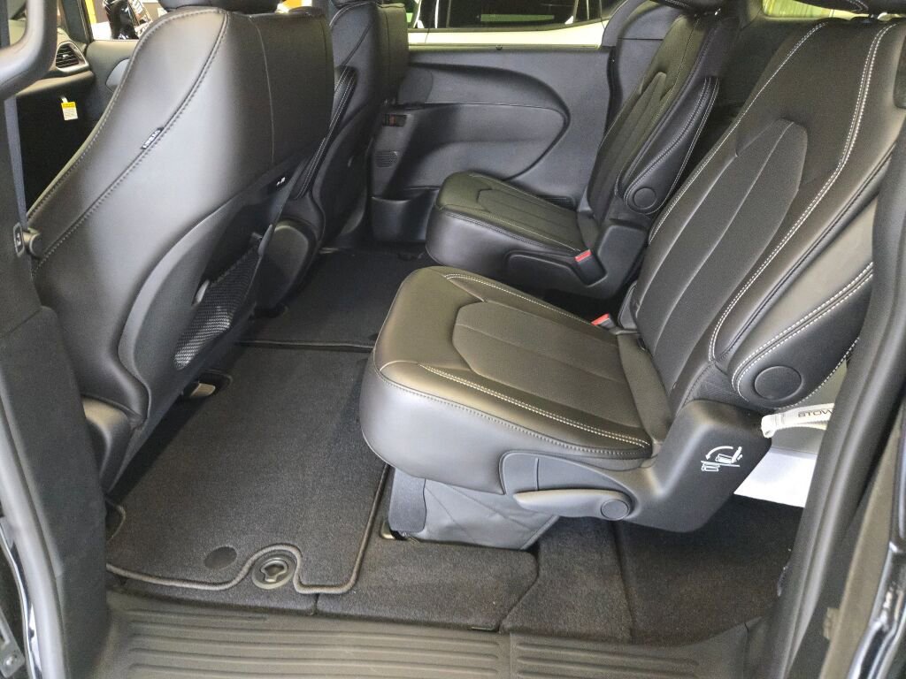New 2025 Chrysler Pacifica Select FWD image 14