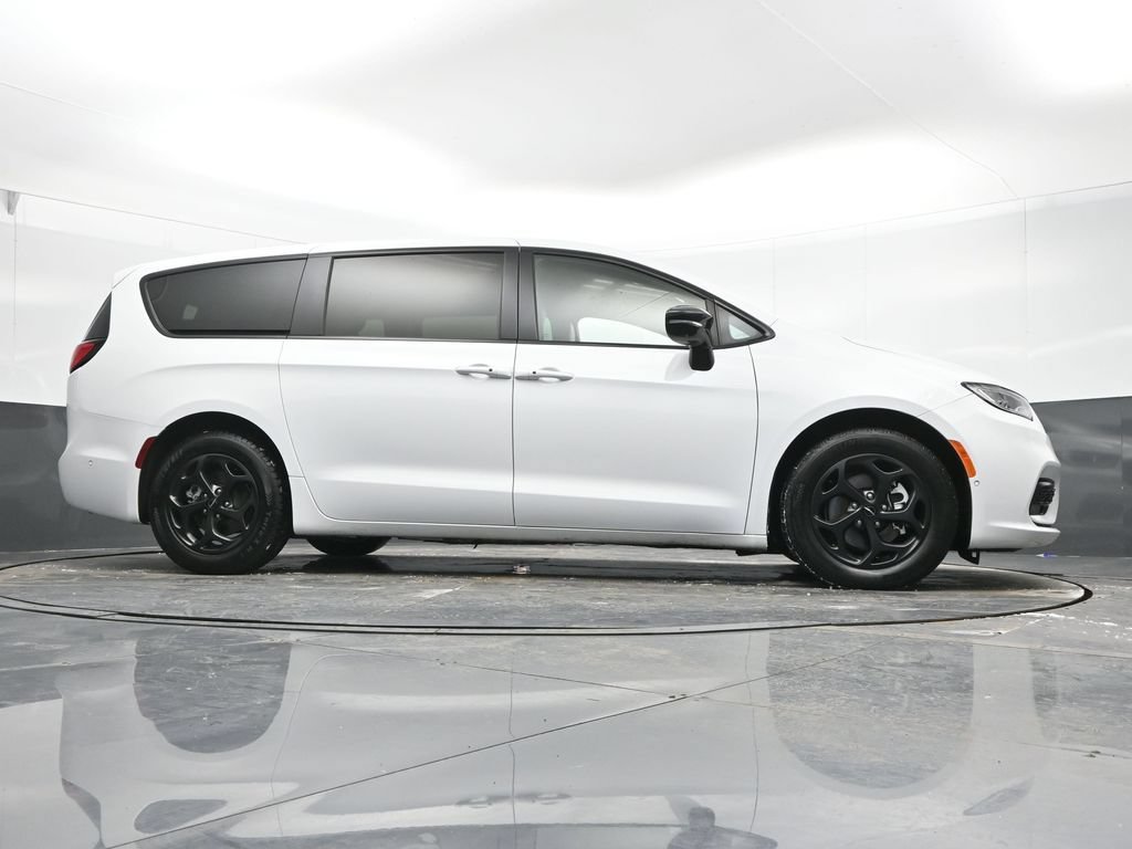 Used 2024 Chrysler Pacifica Limited FWD image 48