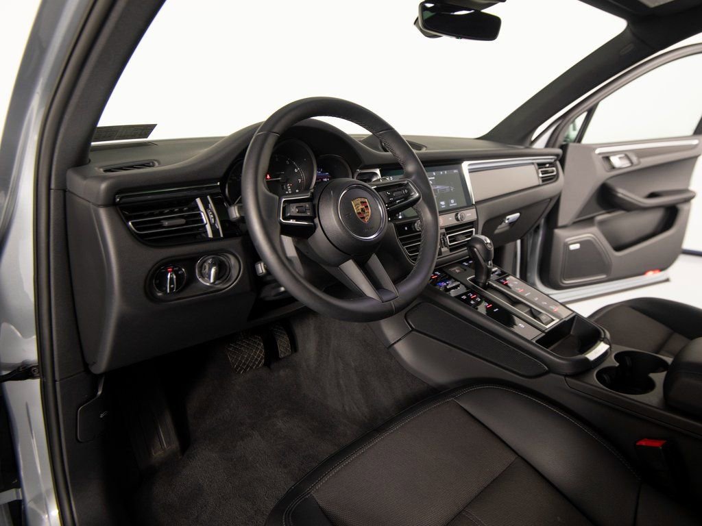 Certified 2025 Porsche Macan image 15