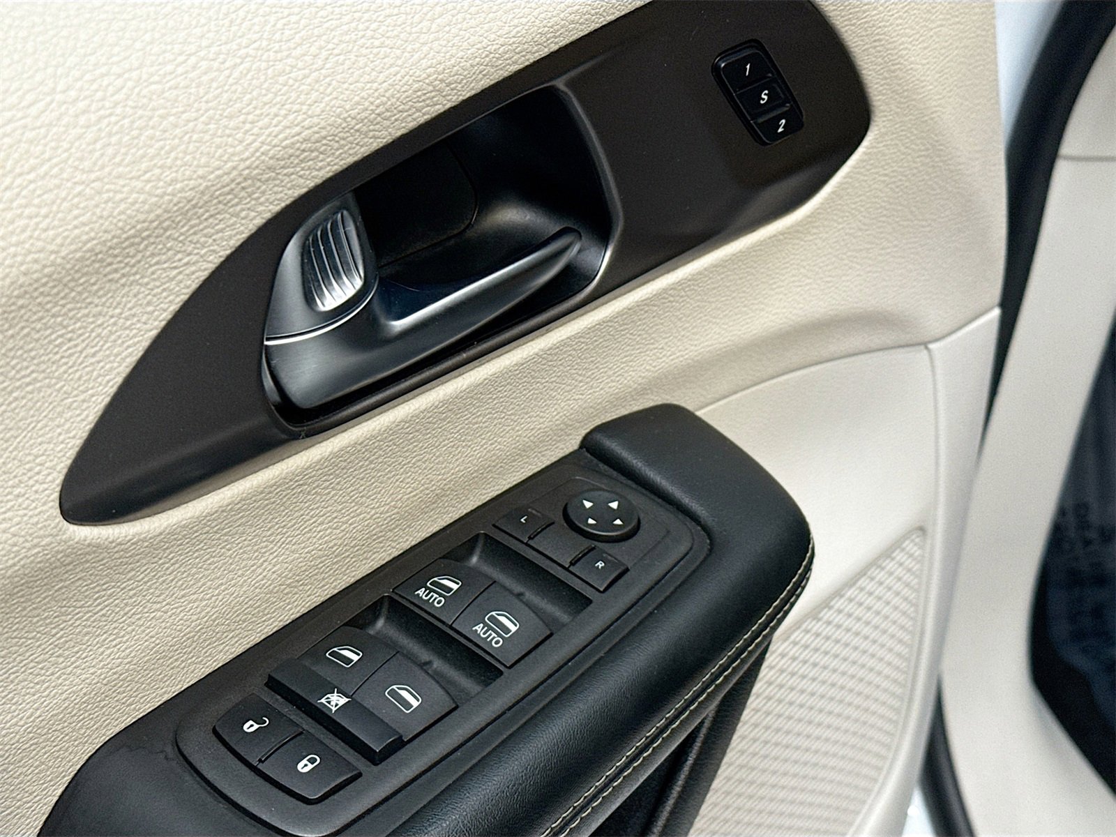 Used 2022 Chrysler Pacifica Touring-L image 17