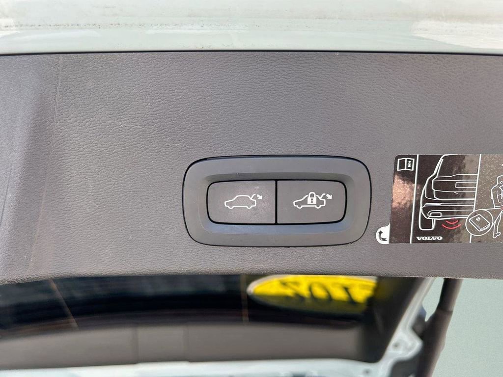 Used 2019 Volvo XC40 T5 Momentum image 16