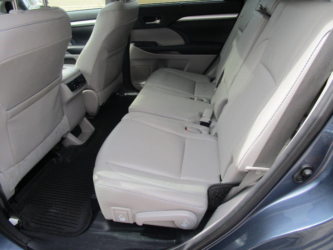 Used 2017 Toyota Highlander XLE w/ Protection Package #3 image 10