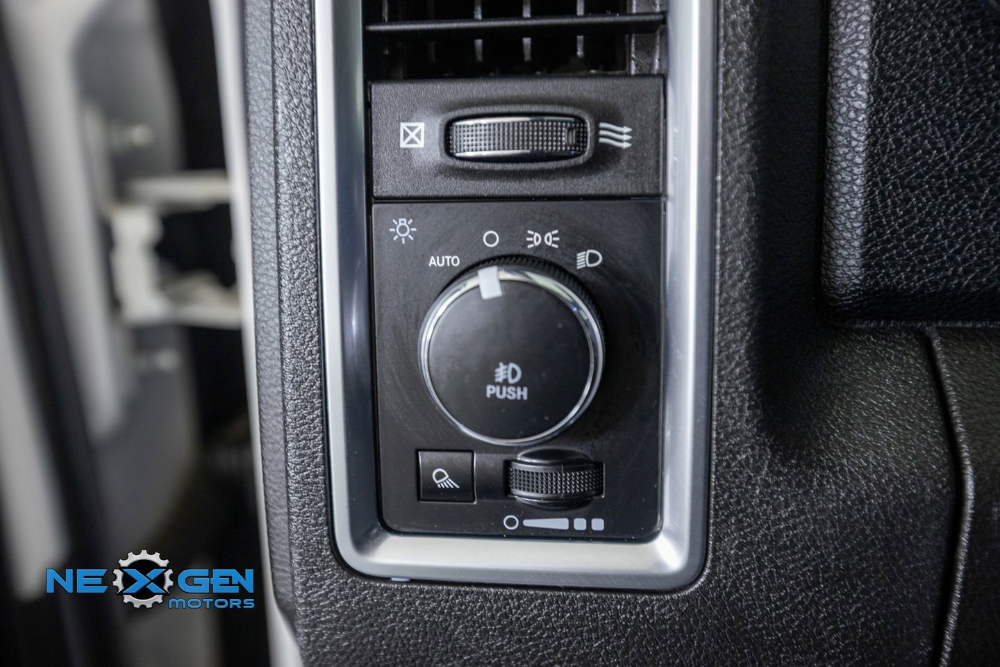 Used 2018 RAM 2500 Limited AWD/4WD image 13
