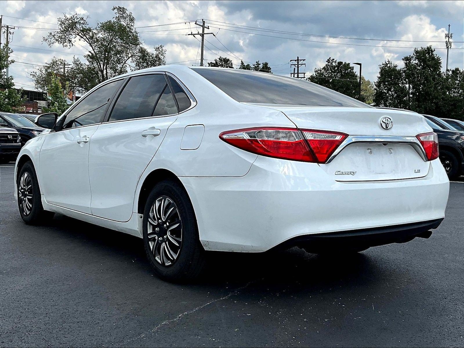 Used 2015 Toyota Camry LE FWD image 3