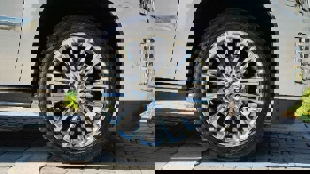 Used 2019 Cadillac Escalade ESV Premium Luxury image 31