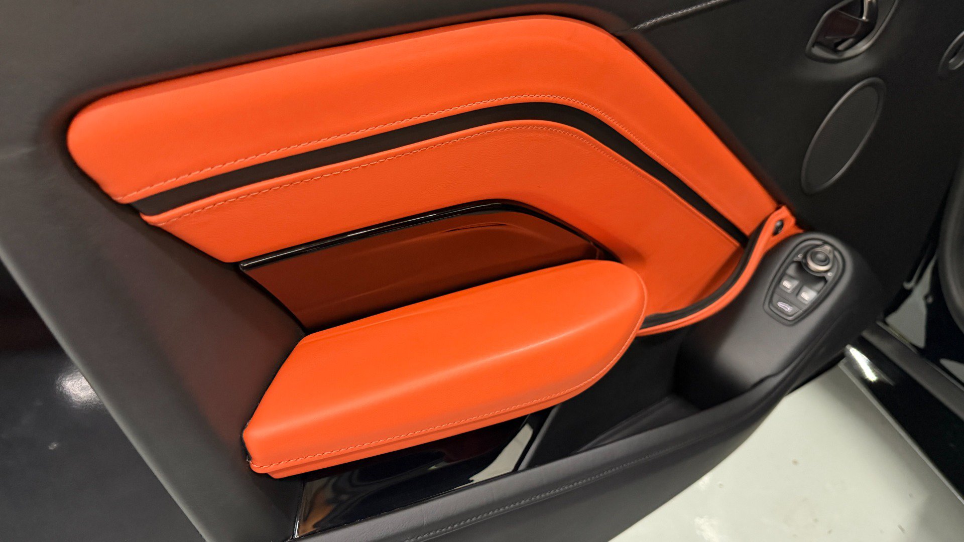 Used 2021 Aston Martin V8 Vantage Coupe RWD image 31