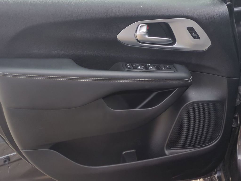 Used 2023 Chrysler Pacifica Touring-L w/ S Appearance Package image 10