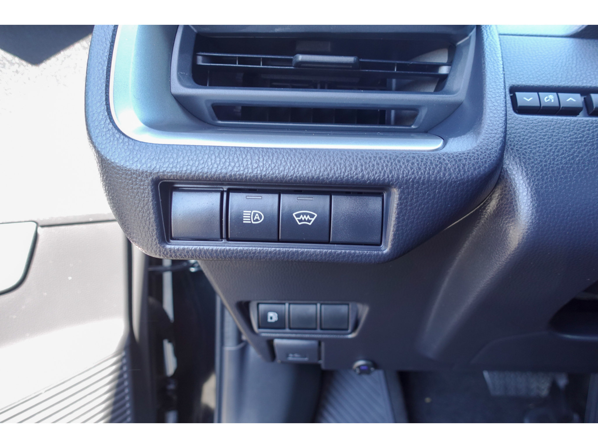 Certified 2025 Toyota Prius LE FWD image 12