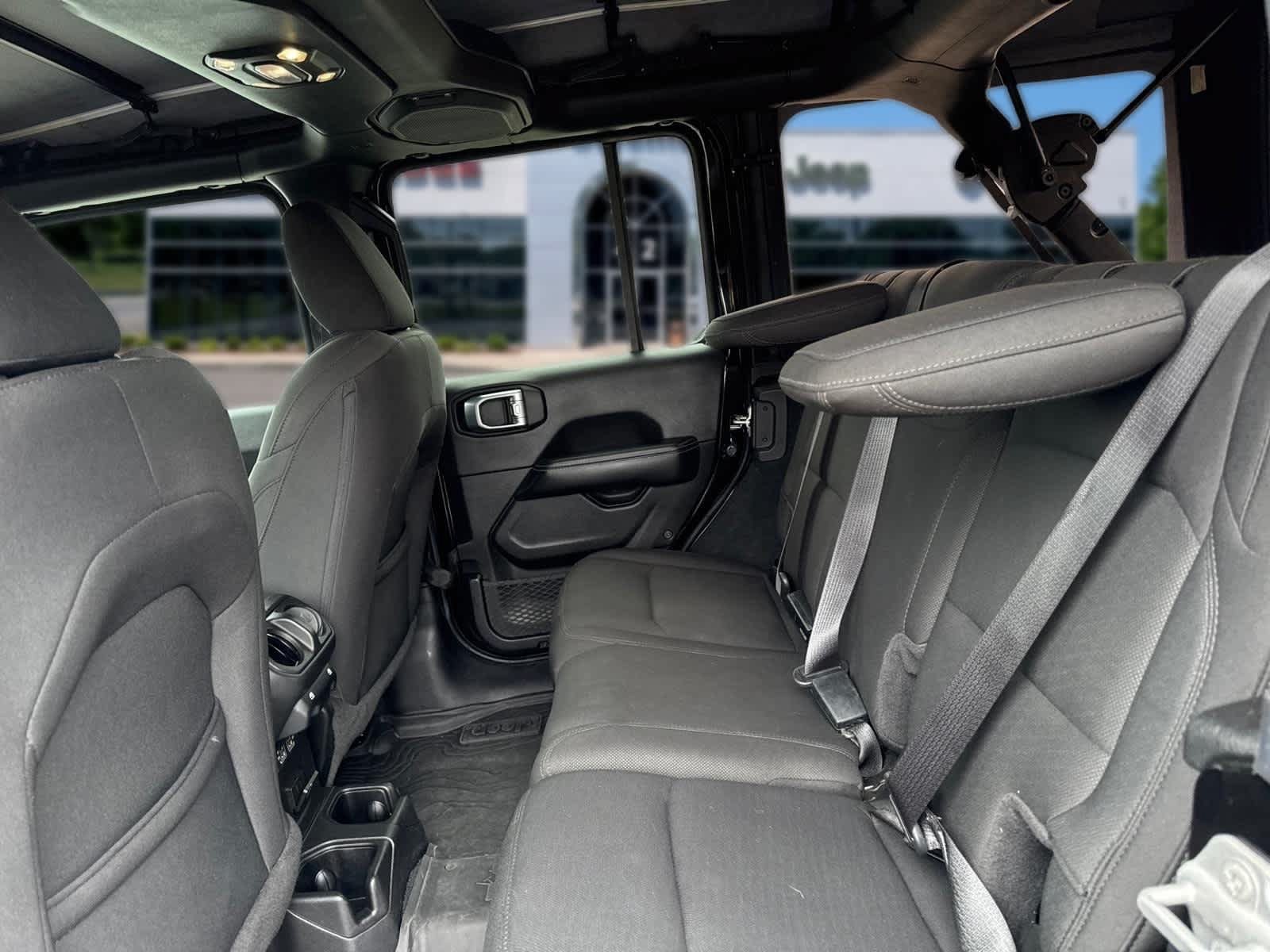 Used 2022 Jeep Wrangler Unlimited Sahara AWD/4WD image 26