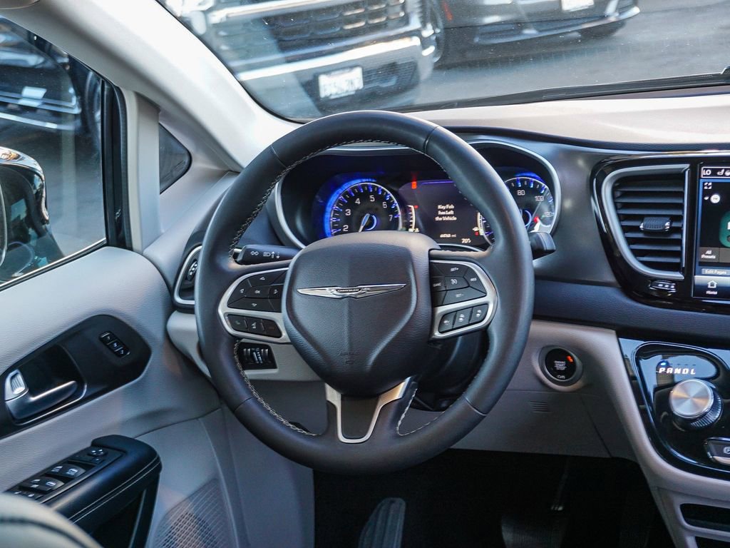 Used 2024 Chrysler Pacifica Touring-L FWD image 17