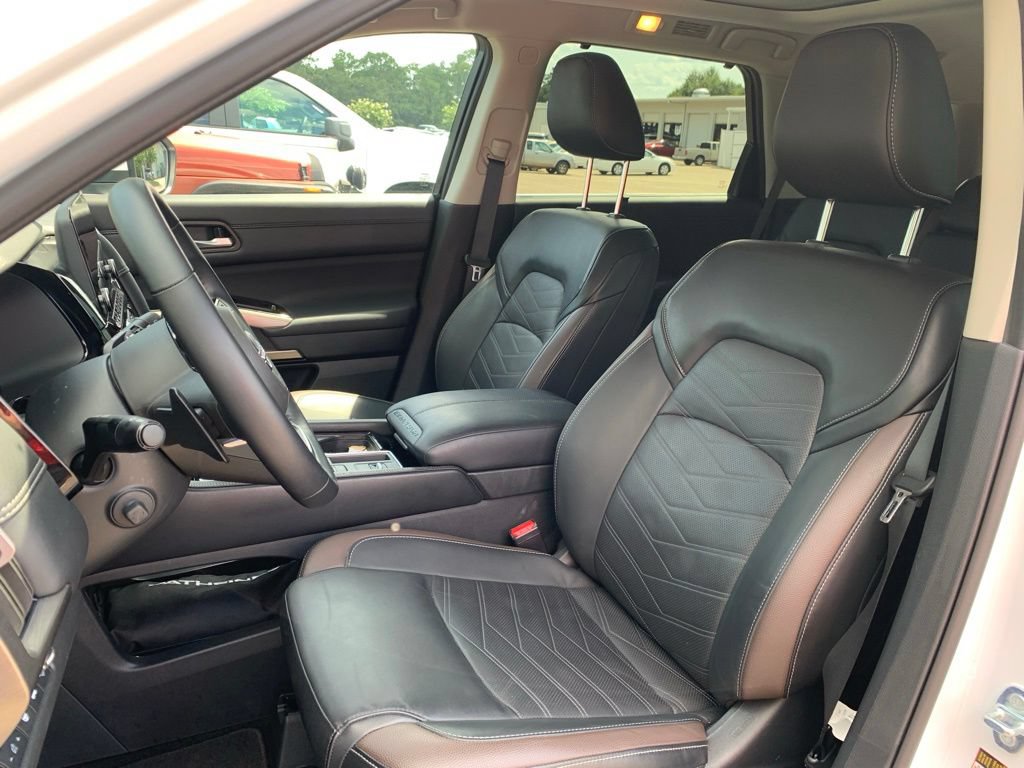 Used 2025 Nissan Pathfinder Platinum w/ Cargo Package FWD image 22
