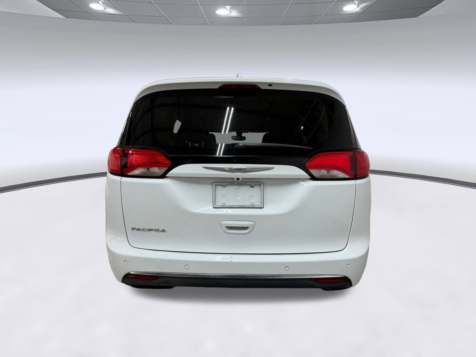Used 2020 Chrysler Pacifica Touring-L FWD image 8