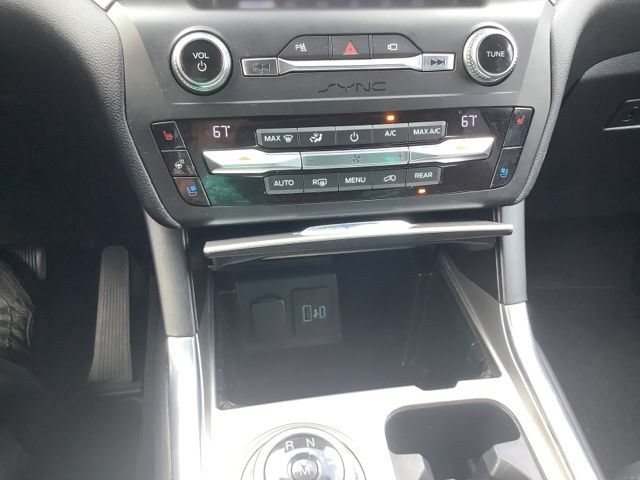Used 2020 Ford Explorer Platinum w/ Premium Technology Package AWD/4WD image 38