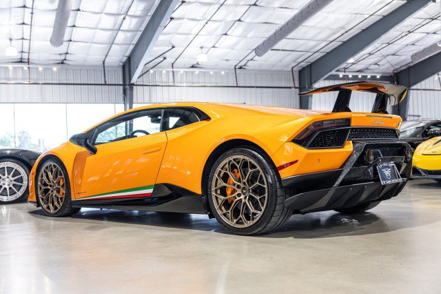 Used 2018 Lamborghini Huracan Performante AWD/4WD image 4