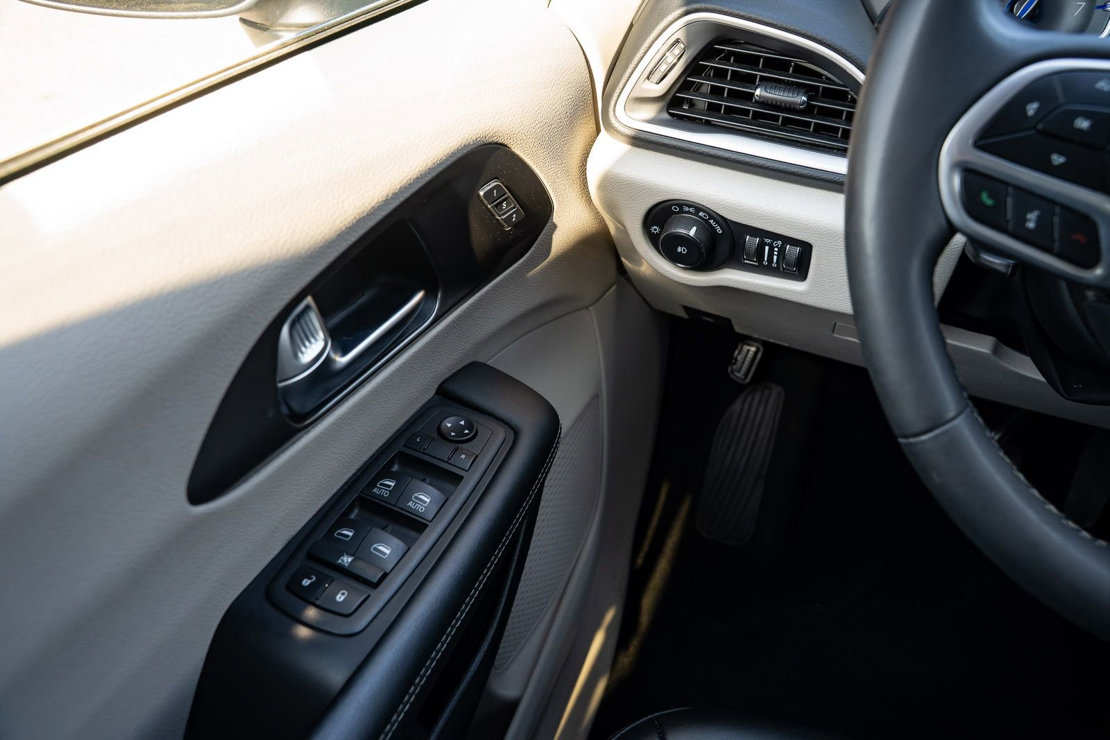 Used 2023 Chrysler Pacifica Touring-L image 26