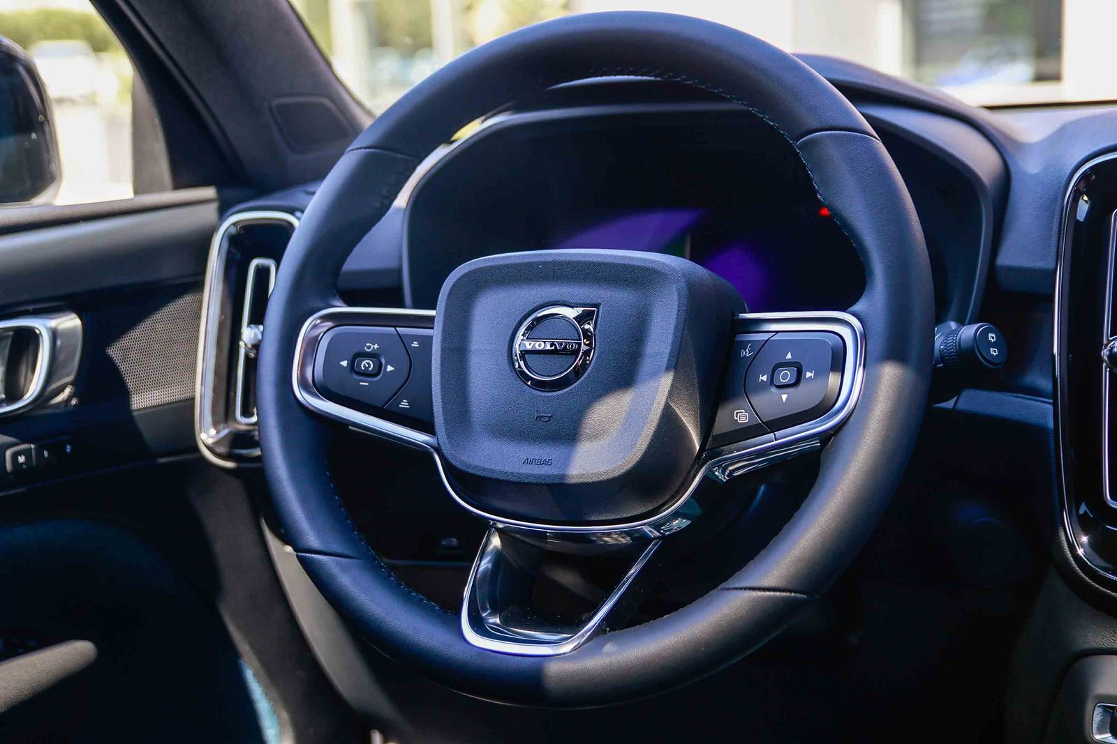 Used 2023 Volvo XC40 Recharge Plus image 17