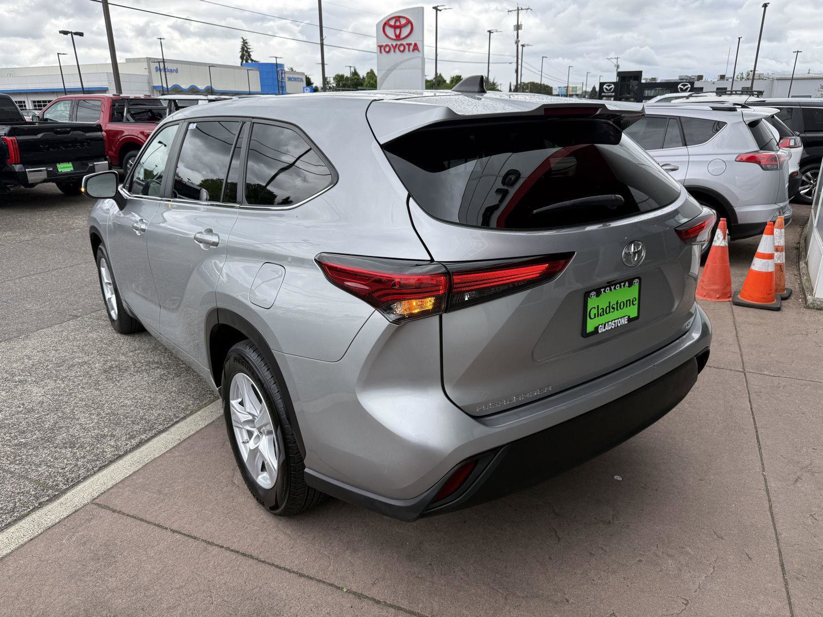 Used 2023 Toyota Highlander LE FWD image 4