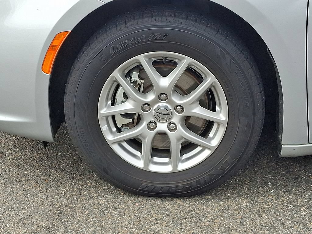 Used 2024 Chrysler Pacifica Touring-L FWD image 8