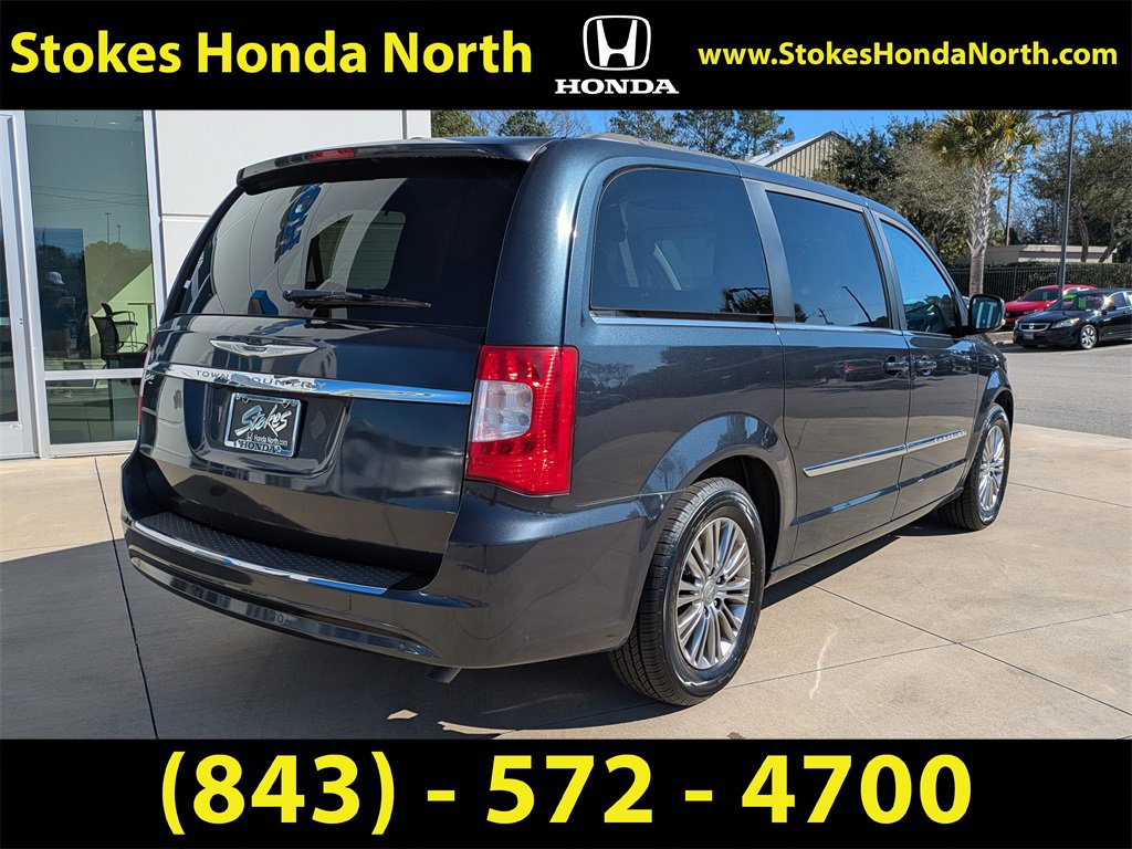 Used 2014 Chrysler Town & Country Touring-L image 4