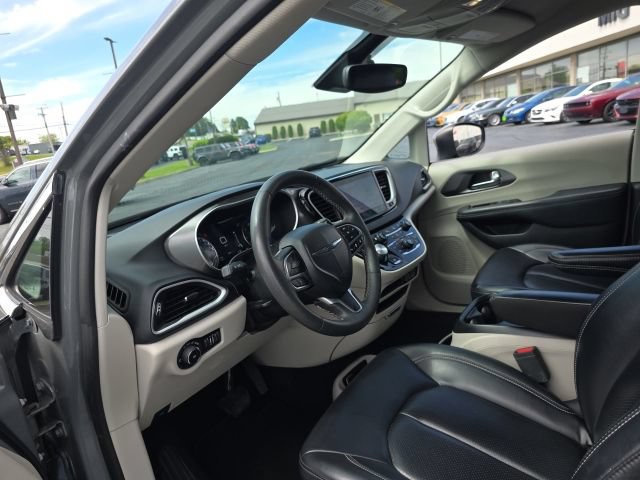 Used 2023 Chrysler Pacifica Touring-L FWD image 16