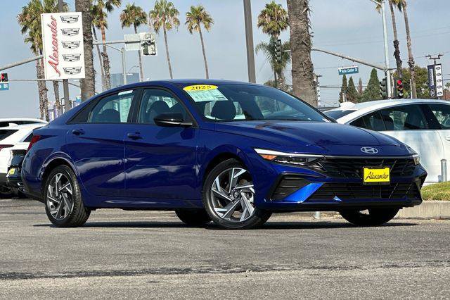 Used 2025 Hyundai Elantra Sport image 2