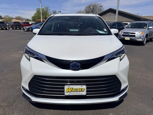 Used 2024 Toyota Sienna Platinum AWD/4WD image 8