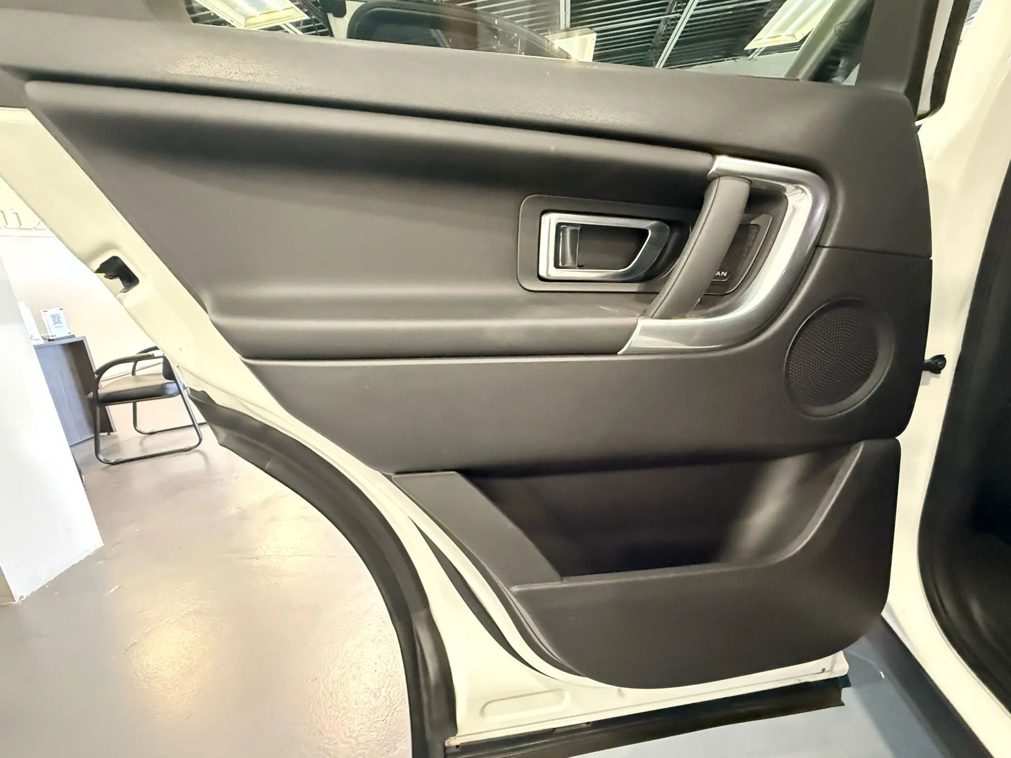 Used 2017 Land Rover Discovery Sport SE image 28