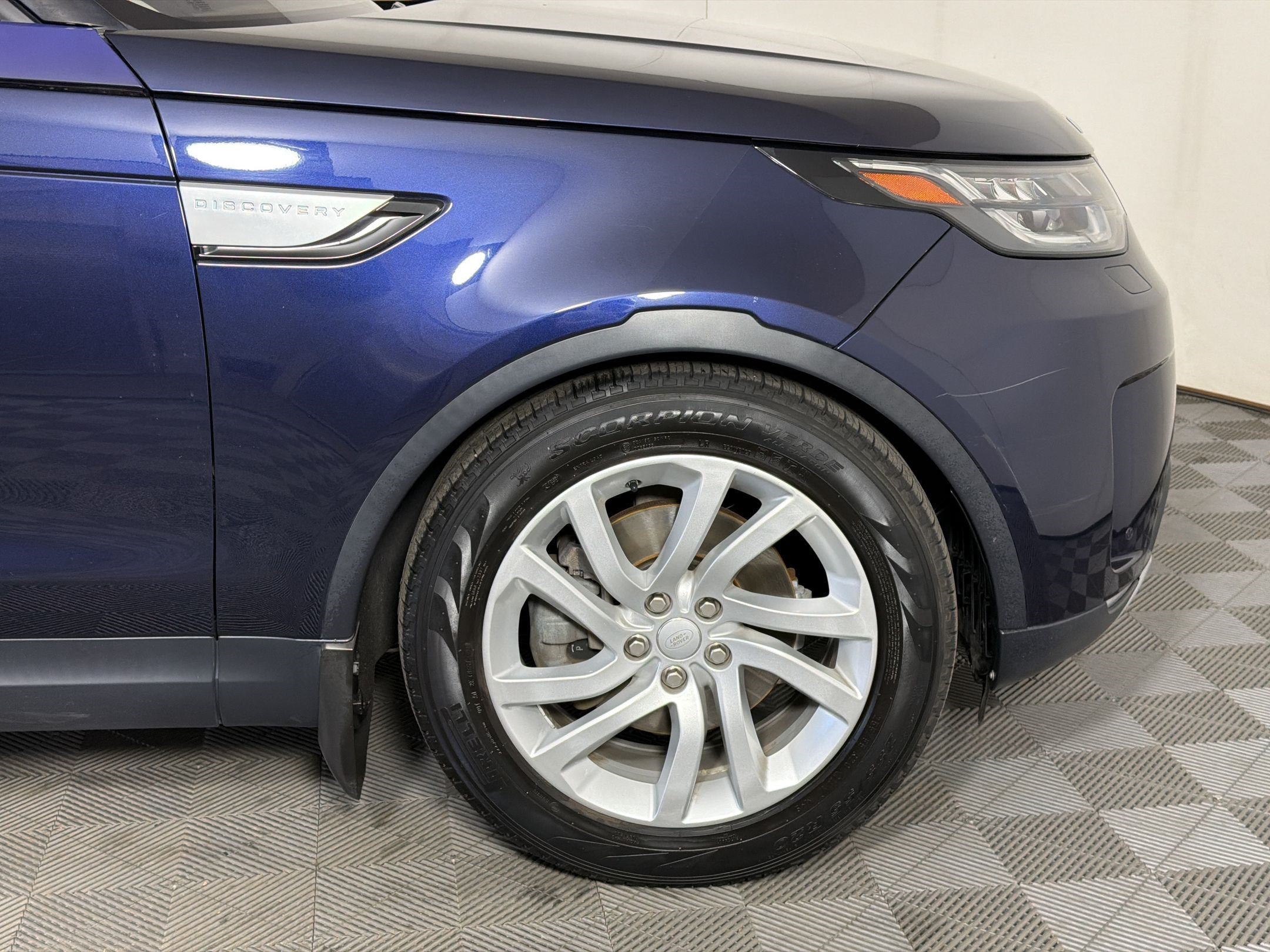 Used 2018 Land Rover Discovery HSE AWD/4WD image 12
