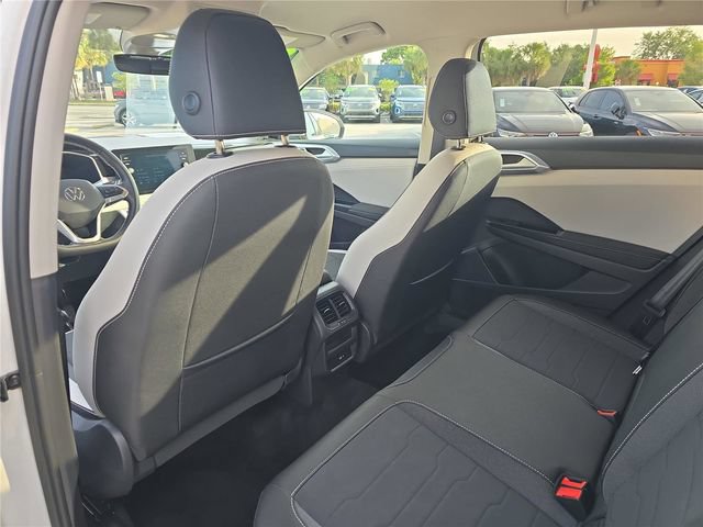 Used 2025 Volkswagen Taos SE FWD image 9