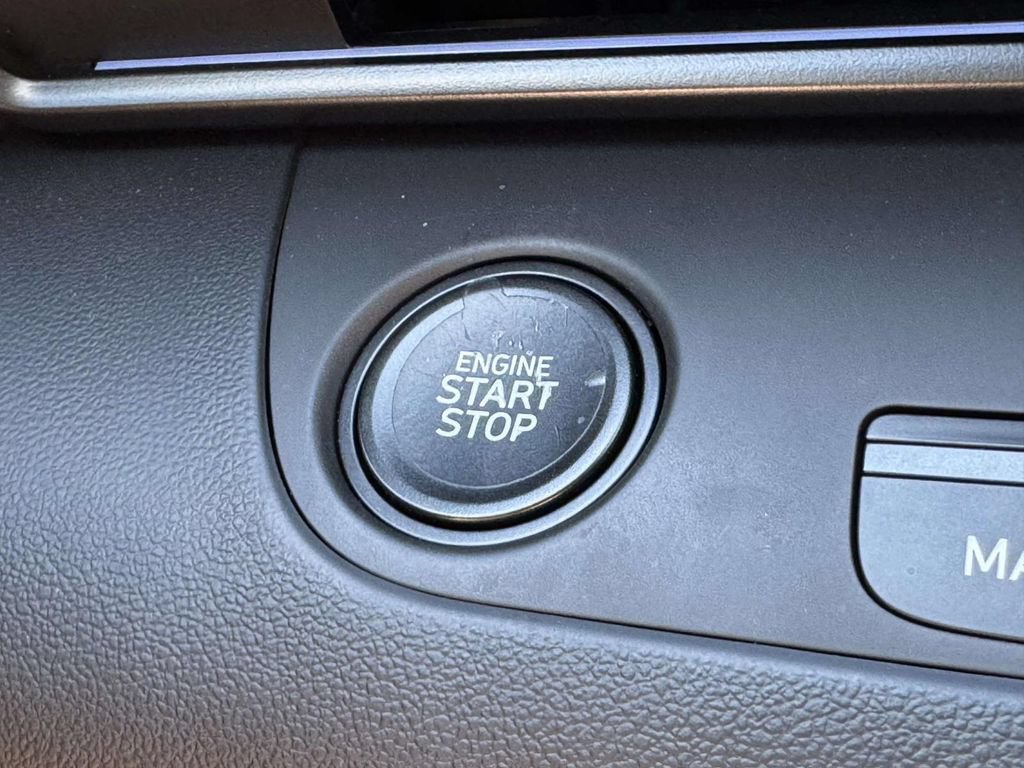 Used 2025 Hyundai Elantra SEL FWD image 30