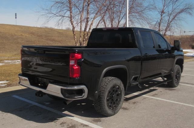 Used 2024 Chevrolet Silverado 2500 LT image 2