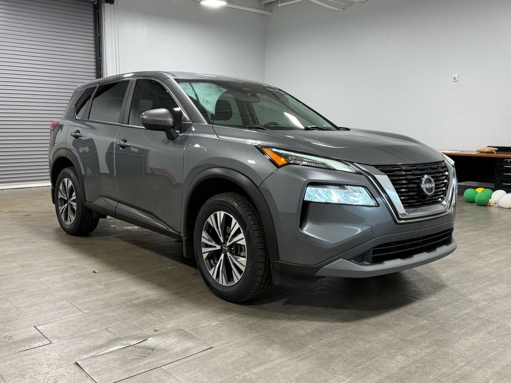 Used 2023 Nissan Rogue SV image 2
