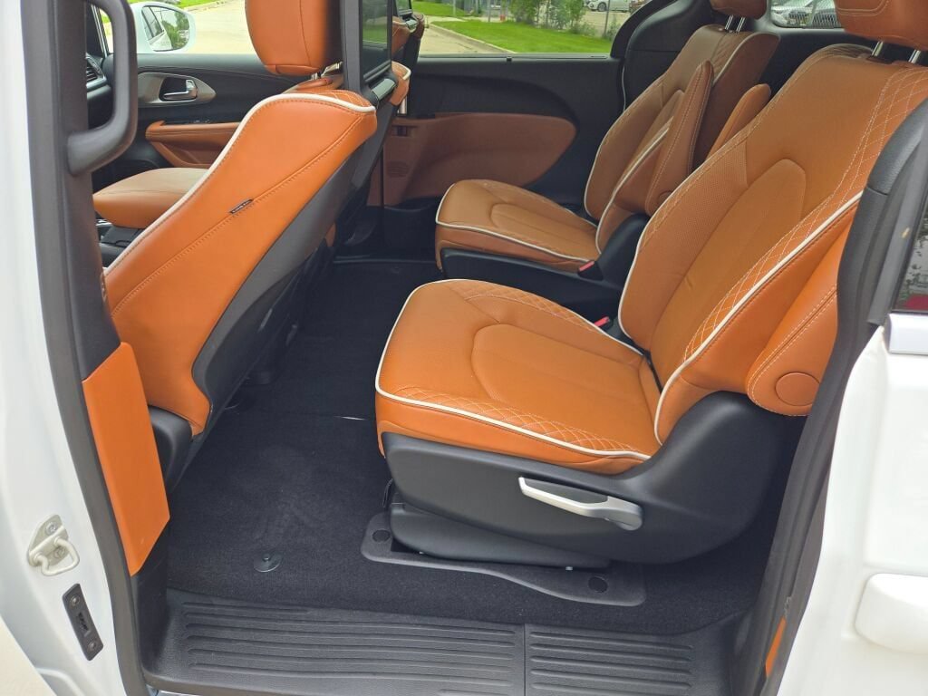 Certified 2024 Chrysler Pacifica Pinnacle FWD image 16