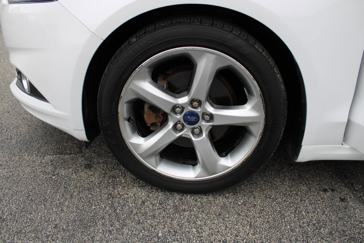 Used 2015 Ford Fusion SE w/ Equipment Group 201A FWD image 12