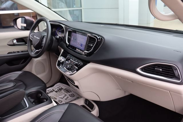 Used 2023 Chrysler Pacifica Touring-L FWD image 34