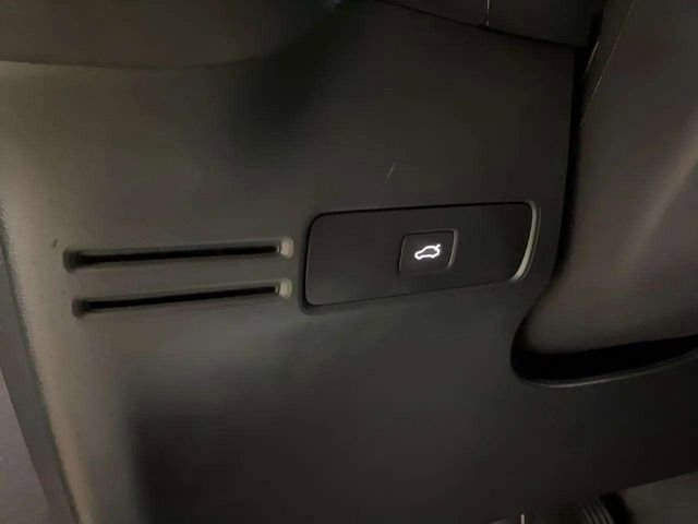 Used 2025 Volvo XC40 B5 Plus image 29
