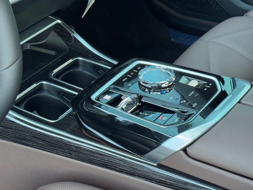 Used 2026 BMW 740i xDrive w/ Premium Package image 11