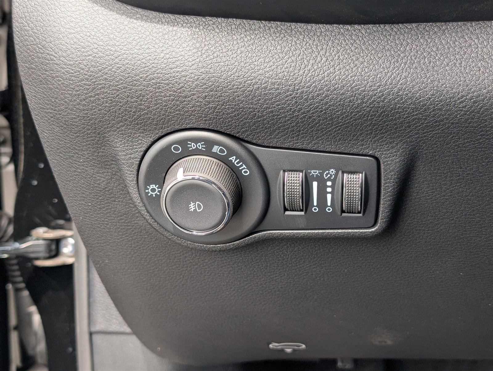 New 2025 Jeep Compass Latitude w/ Sun & Sound Group AWD/4WD image 17