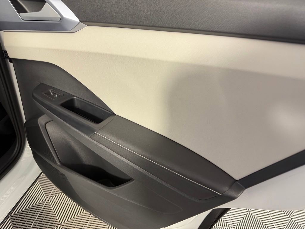 Used 2025 Volkswagen Taos SE w/ Panoramic Sunroof Package AWD/4WD image 29